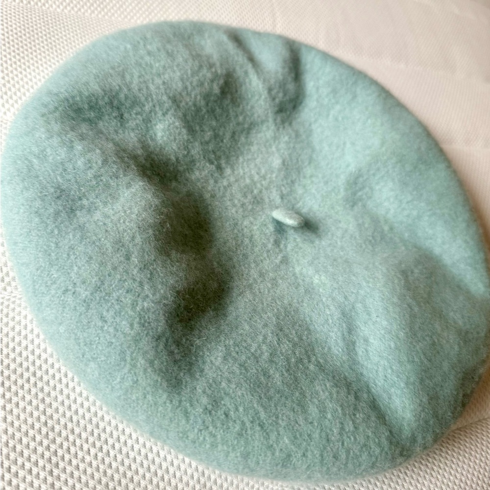 Baby blue barrette hat. 100% wool! Excellent condition. Women winter hat.